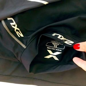 2XU Compression top Black/Gray size XL
